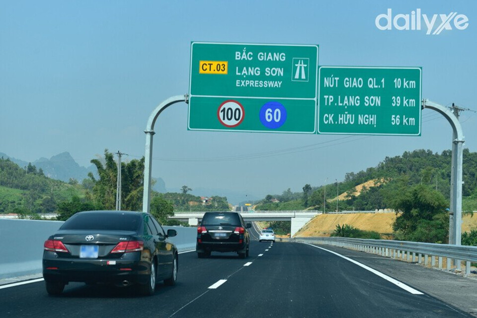 Đảm bảo lái xe với tốc độ từ 60 đến 100 Km/giờ gặp biển tốc độ ưu tiên