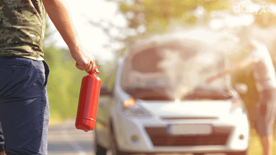 Sử dụng bình chữa cháy đúng cách để dập lửa