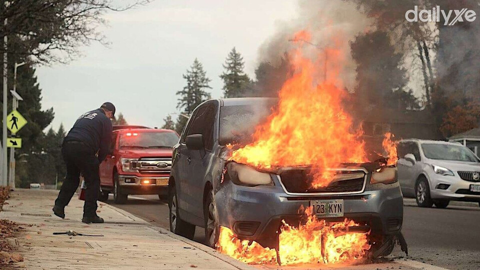 Nhanh chóng di chuyển ra ngoài khi cháy xe ô tô