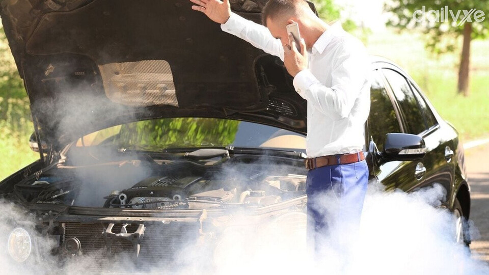 Khi phát hiện xe ô tô bị bốc khói giữ bình tĩnh xử lý an toàn