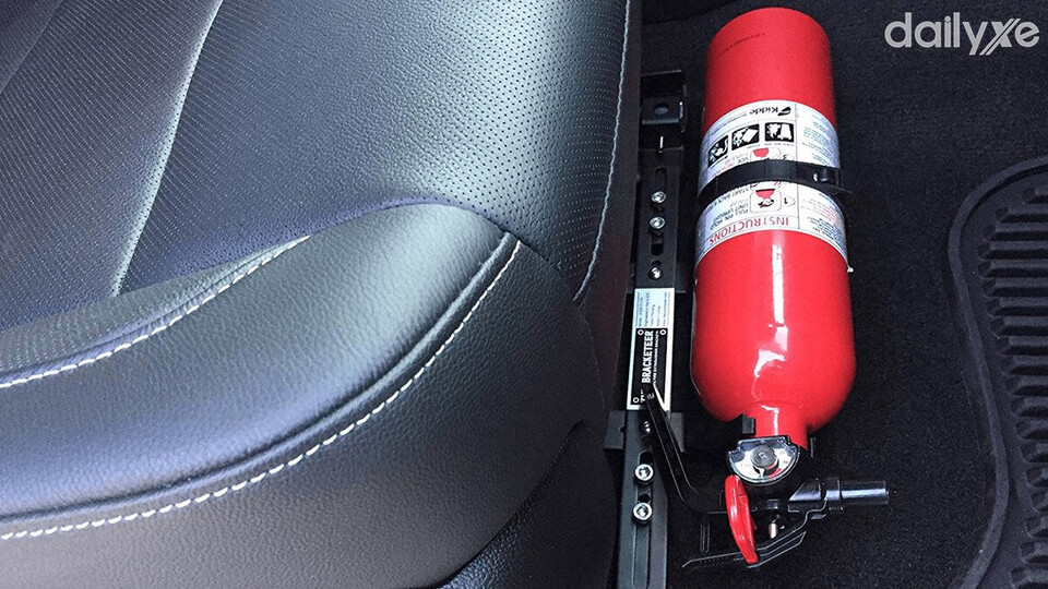 Chuẩn bị vật dụng cứu hộ cần thiết trên xe ô tô