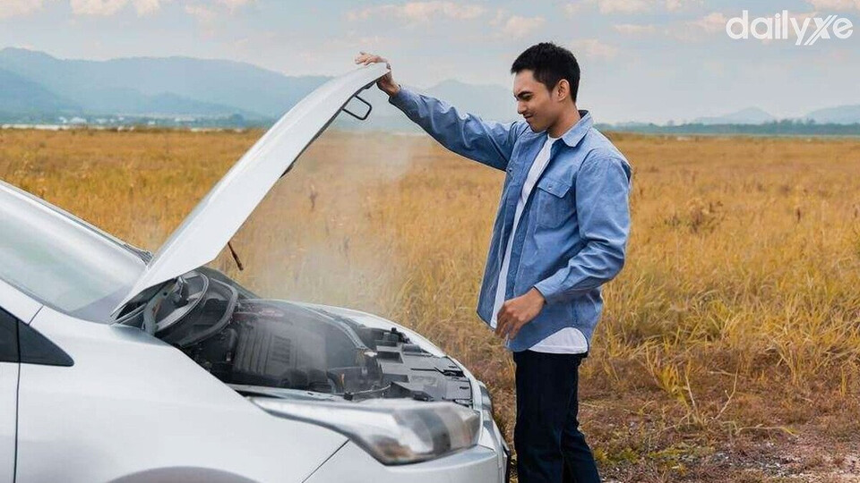 Dừng xe lại khi phát hiện bóc khói động cơ