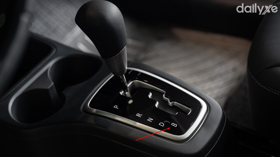 Chế độ B trên số tự động hỗ trợ di chuyển an toàn trên địa hình dốc hoặc trơn trượt