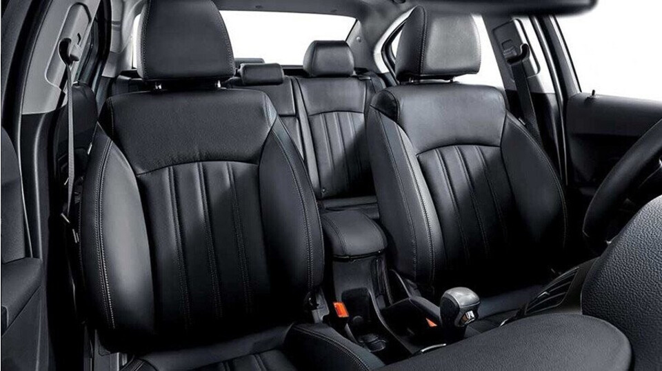 Nội thất sang trọng với ghế da đen mới