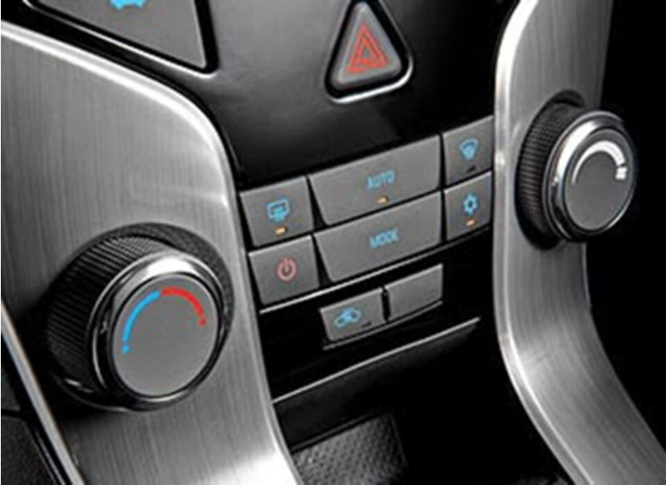 Hệ thống điều hòa tự động cho cảm giác thoải mái ngay cả trong những ngày oi ả với cảm biến nhiệt và độ ẩm