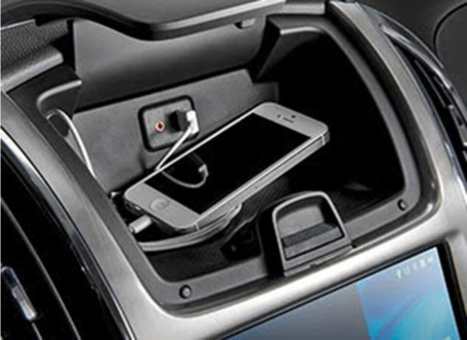 Hộc đựng điện thoại tích hợp cổng USB tiện lợi kết nối các thiết bị cá nhân cầm tay