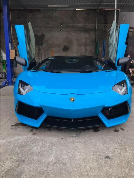 Chỉ với 1 chi tiết nhỏ, lai lịch chiếc Lamborghini Aventador Roadster xanh  đang gây chú ý được hé lộ