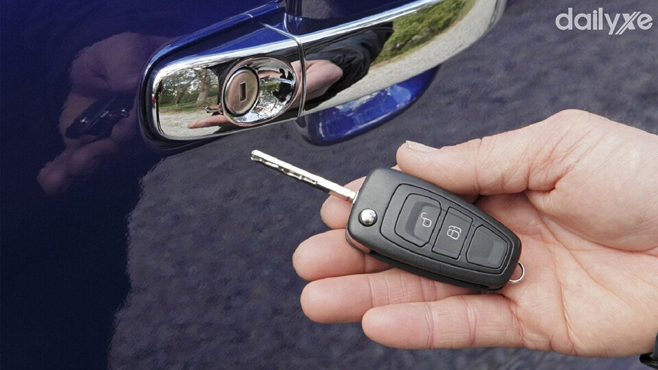 Sử dụng lưỡi chìa khóa tình huống khóa hết pin mở cửa xe