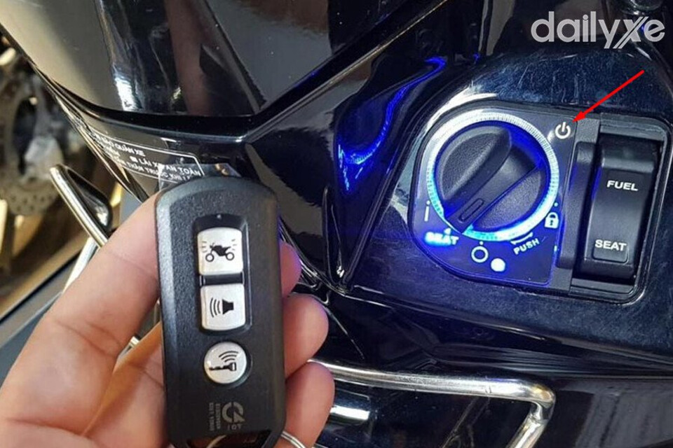 Xoay núm vặn sang vị trí ON khởi động xe