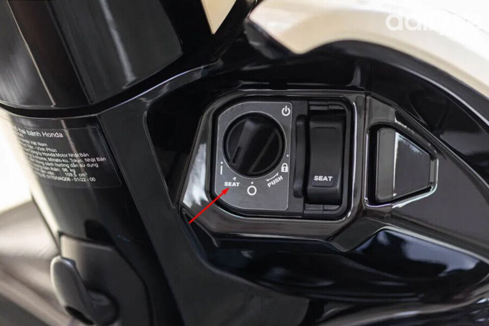 Bạn chỉ cần xoay nút vặn về vị trí chữ SEAT để mở bình xăng và cốp xe