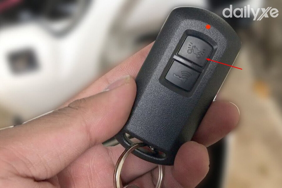 Bật chức năng chống trộm bạn ấn vào biểu tượng hình trên chìa khóa