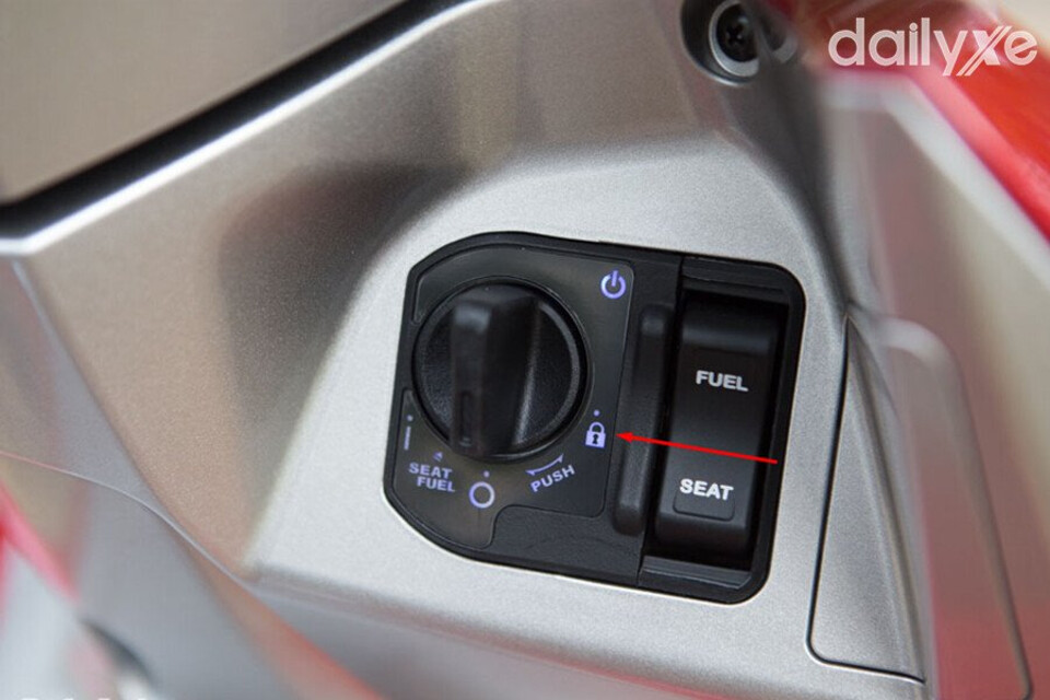 Vặn núm về biểu tượng ổ khóa lúc này xe khóa cổ