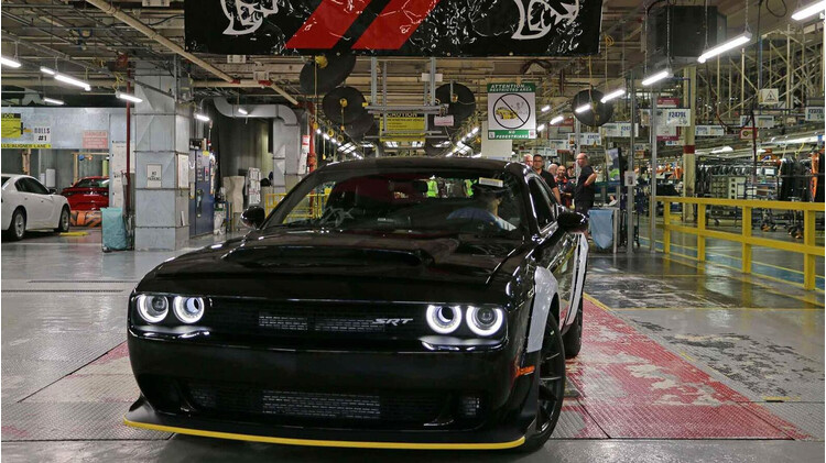 Dodge Challenger SRT Demon 2018 cuối cùng cũng lăn bánh khỏi dây chuyền lắp ráp - Ảnh 1 Dodge Challenger SRT Demon 2018 cuối cùng cũng lăn bánh khỏi dây chuyền lắp ráp - Ảnh 1