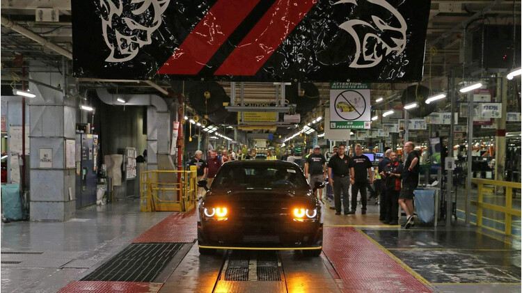 Dodge Challenger SRT Demon 2018 cuối cùng cũng lăn bánh khỏi dây chuyền sản xuất - Hình 3 Dodge Challenger SRT Demon 2018 cuối cùng cũng lăn bánh khỏi dây chuyền sản xuất - Hình 3