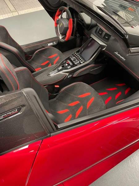 Chiếc Lamborghini Centenario Roadster được bán với giá 5,6 triệu USD