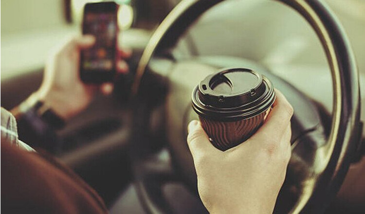 Uống cà phê giúp tỉnh táo khi lái xe