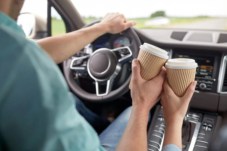 Một cốc cà phê nhỏ cũng đủ giúp bạn chống buồn ngủ khi lái xe đường dài