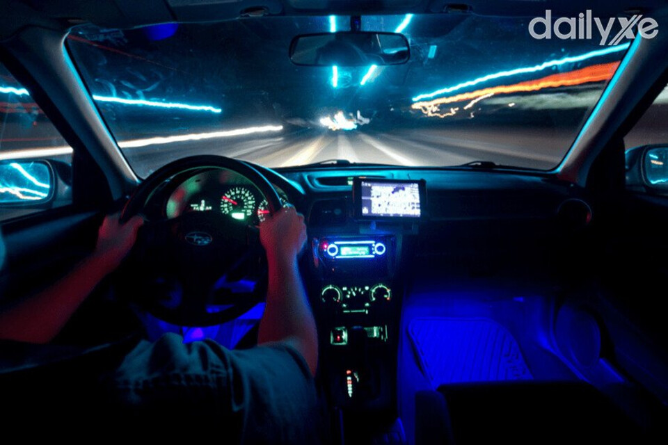 Bật đèn ánh sáng xanh khi lái xe ban đêm để chống buồn ngủ khi lái xe