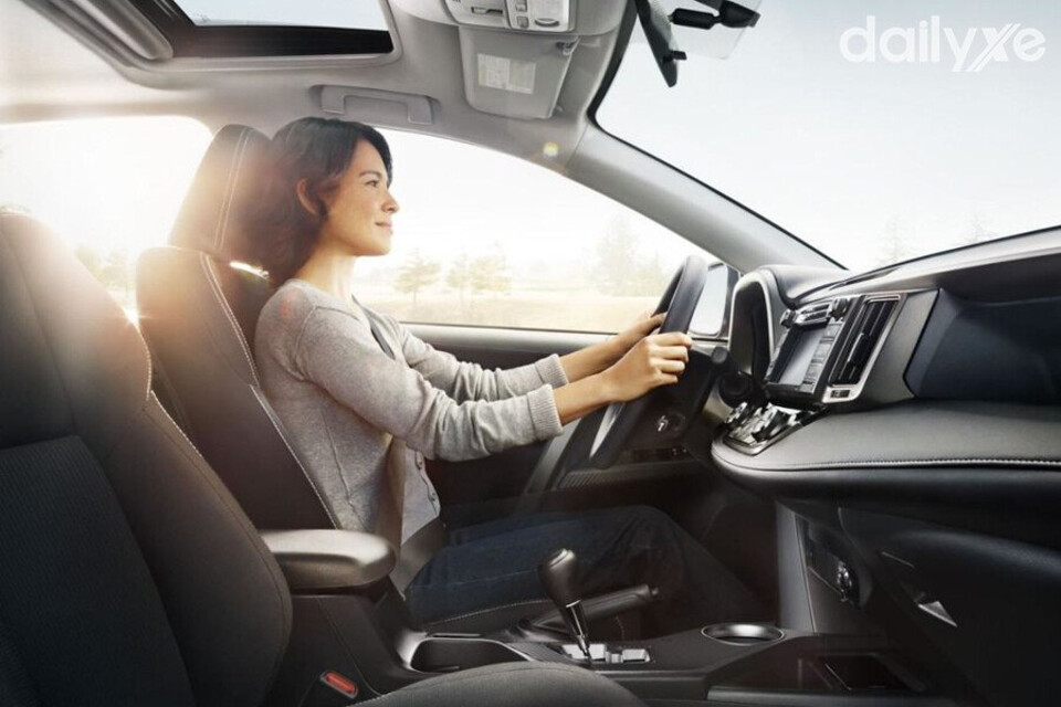 Thay đổi vị trí lái hoặc vệ sinh sạch sẽ trong xe sẽ giúp bạn chống lại cơn buồn ngủ hiệu quả