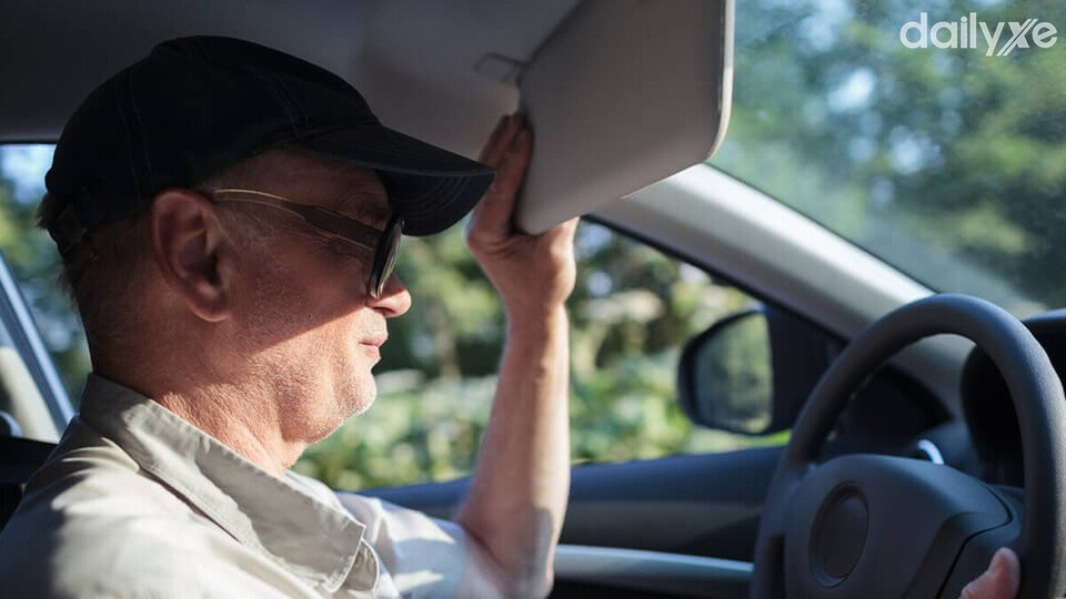 Tận dụng tấm chắn nắng có sẵn trong xe ô tô