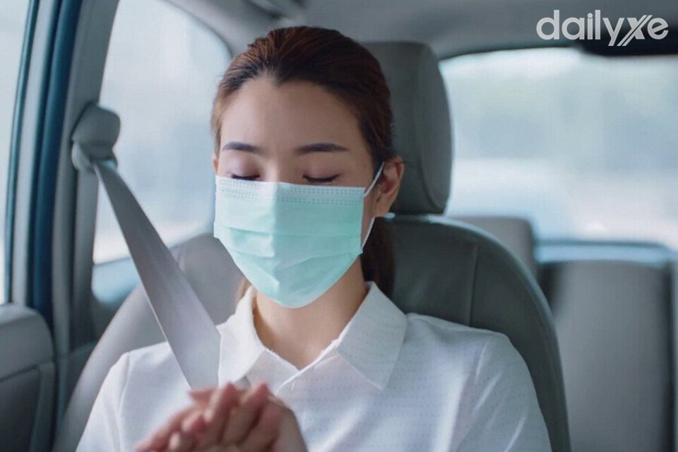 Đeo khẩu trang để tránh ngửi mùi khó chịu dễ say xe