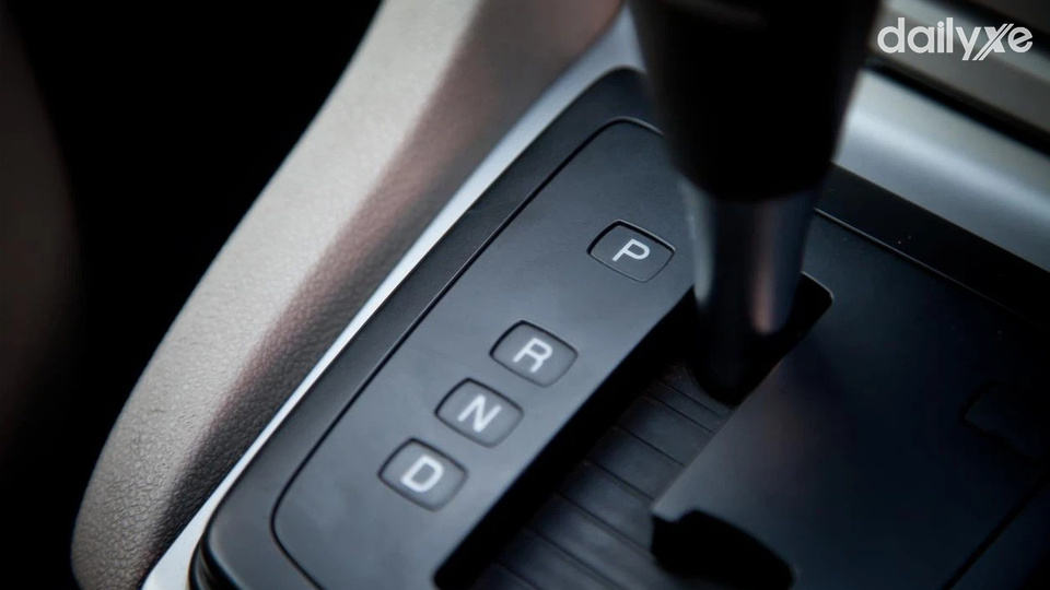 Chuyển xe về vị trí P là một lưu ý đảm bảo an toàn khi rời khỏi xe ô tô