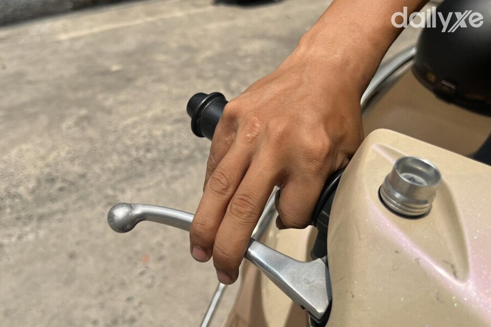 Côn bị mòn là khi tăng ga xe bị hụt sau đó rồ ga lên