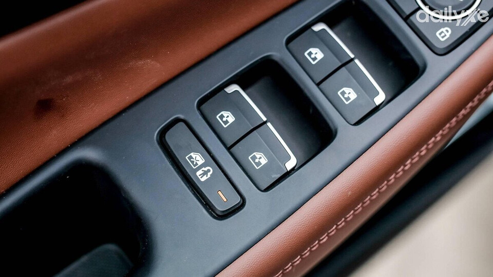 Công tắc điều khiển thường được lắp đặt bên cánh cửa người lái, khi người dùng nhấn nút điều khiển cửa sổ ô tô