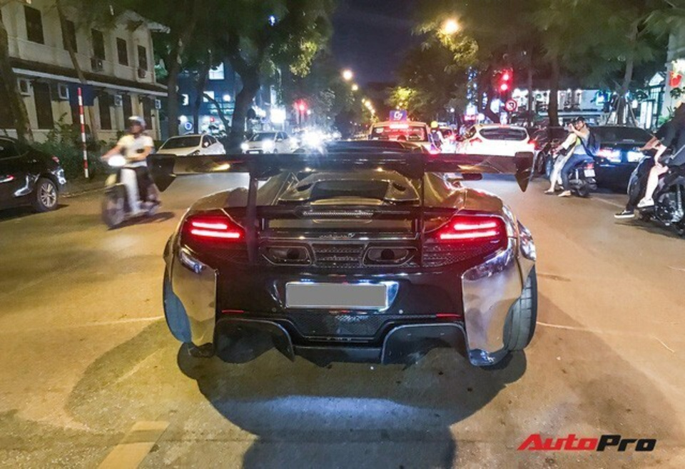 dai-gia-duong-kon-cho-con-di-dao-pho-ha-noi-bang-sieu-xe-mclaren-650s-spider-liberty-walk-doc-nhat-viet-nam dai-gia-duong-kon-cho-con-di-dao-pho-ha-noi-bang-sieu-xe-mclaren-650s-spider-liberty-walk-doc-nhat-viet-nam
