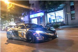 Đại gia Dương 'Kon' chở con đi dạo phố Hà Nội bằng siêu xe McLaren 650S Spider Liberty Walk độc nhất Việt Nam