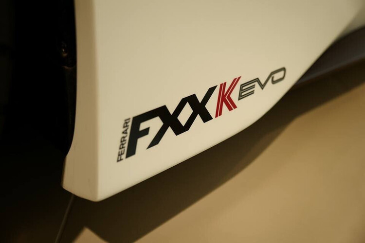 dai-gia-hong-kong-tau-manh-thu-ferrari-fxx-k-evo-chi-co-40-chiec-san-xuat-tren-the-gioi-8.jpg dai-gia-hong-kong-tau-manh-thu-ferrari-fxx-k-evo-chi-co-40-chiec-san-xuat-tren-the-gioi-8.jpg