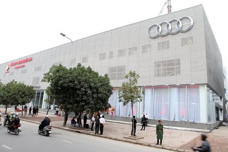 Trước showroom Audi Hà Nội