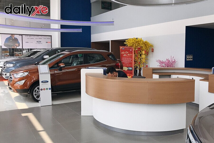 Khu vực showroom trưng bày xe