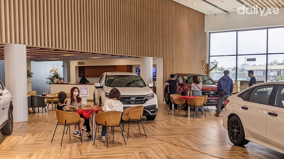 Phòng trưng bày xe tại đại lý Honda Ôtô An Khánh