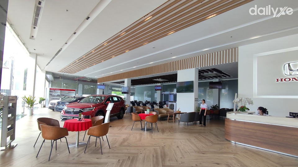 Khu vực trưng bày xe tại showroom Honda Ôtô Sài Gòn