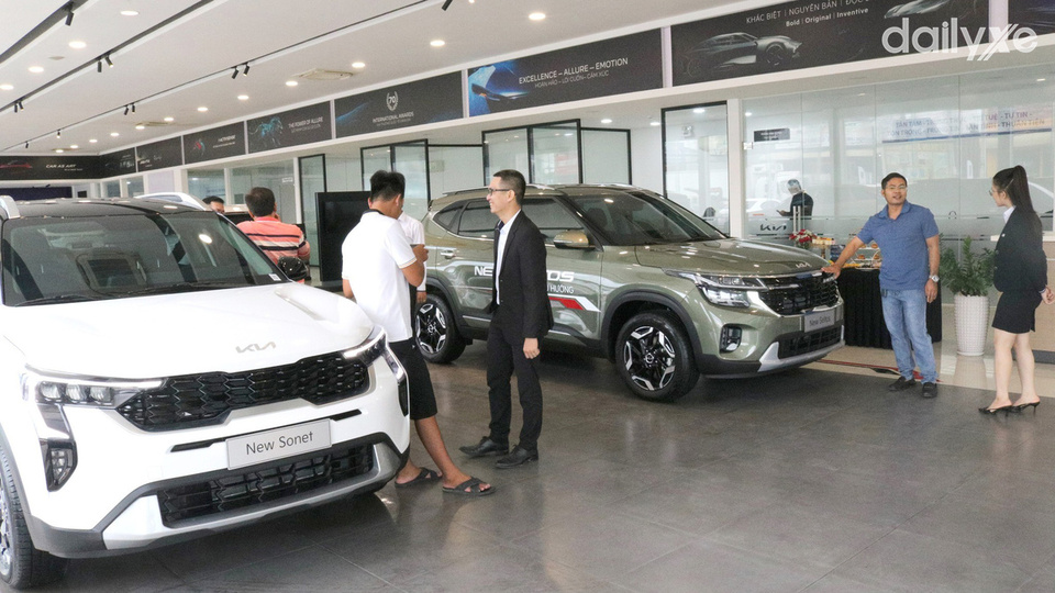 Khu vực trưng bày xe tại đại lý KIA Bạc Liêu