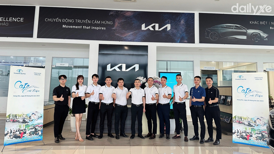 Đội ngũ nhân viên tận tâm phục vụ khách hàng