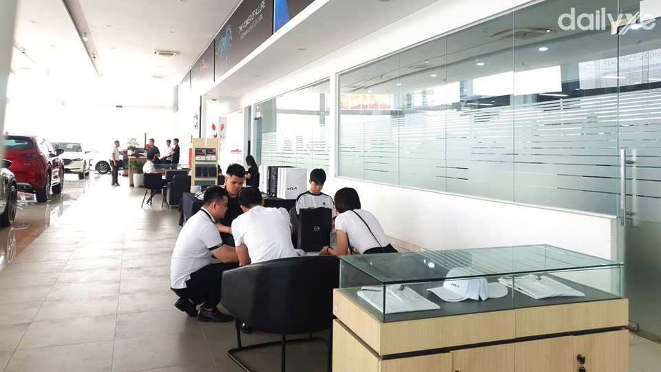 Đội ngũ nhân viên tận tâm, chu đáo phục vụ khách hàng