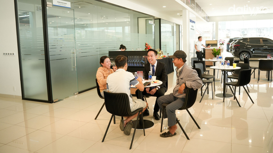 Đội ngũ nhân sự chuyên nghiệp và thân thiện