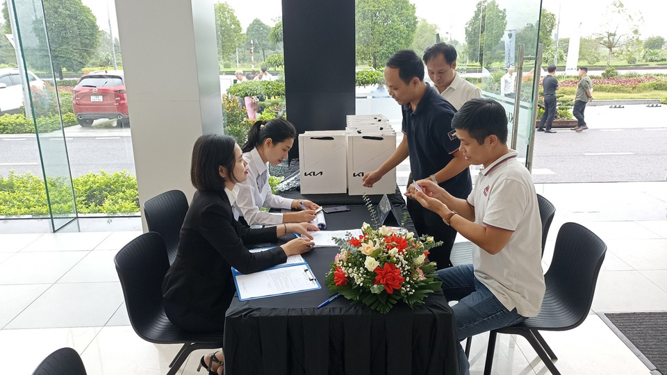 Đội ngũ nhân sự chuyên nghiệp và tận tâm phục vụ khách hàng