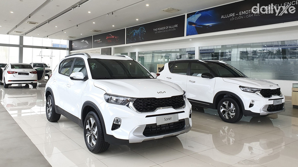 Phòng trưng bày với nhiều mẫu xe mới nất