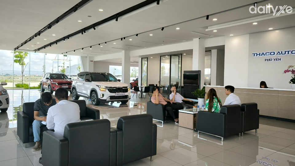 Đội ngũ bán hàng chuyên nghiệp, có kiến thức chuyên sâu về từng dòng xe