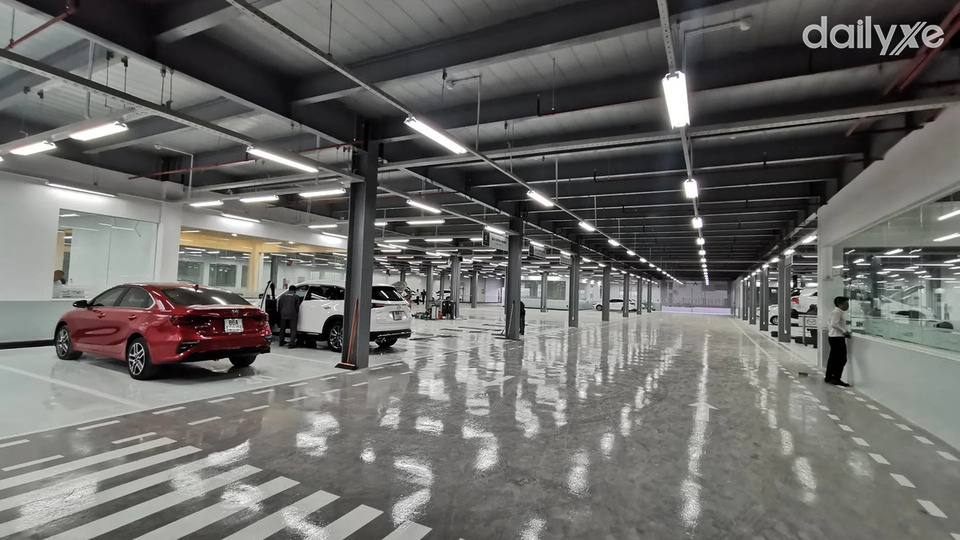 Khu vực xưởng dịch vụ rộng rãi, hiện đại