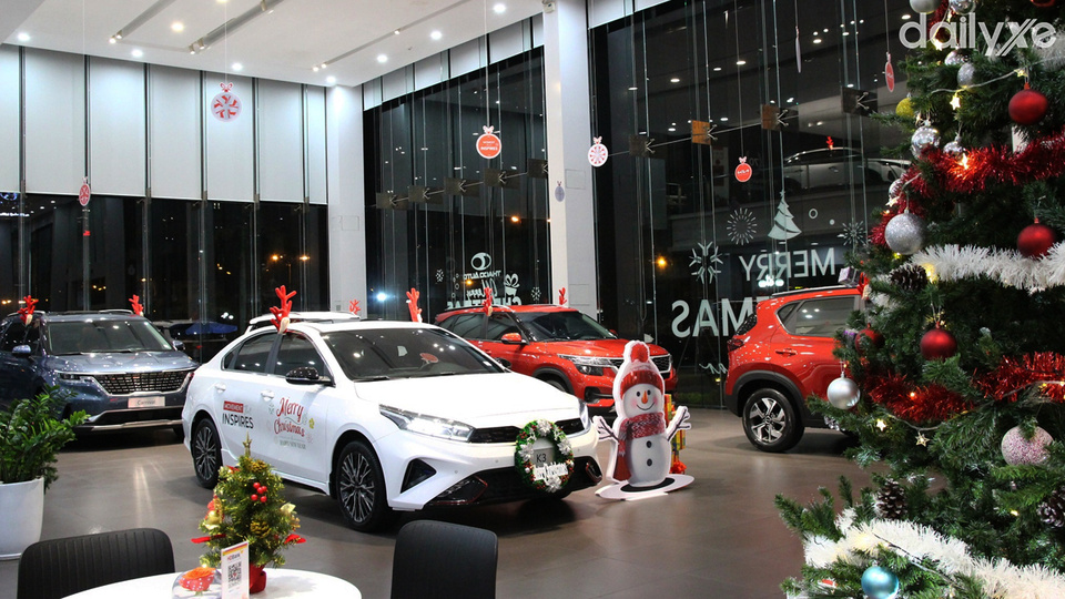 Phòng Trưng Bày Xe Tại Showroom