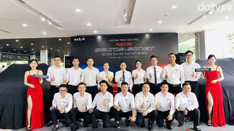 Đội ngũ nhân viên kinh doanh năng động trẻ trung