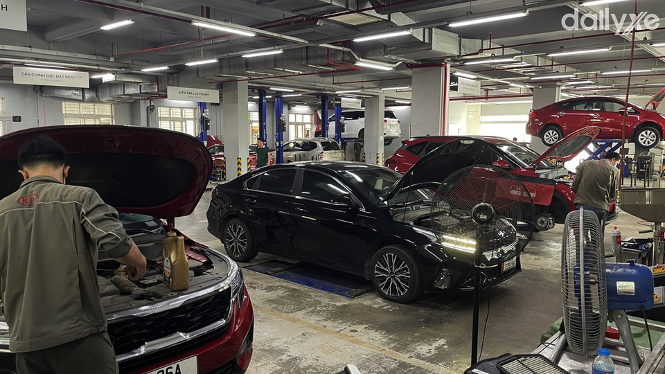 Xưởng dịch vụ trang bị nhiều máy móc sửa chửa hiện đại