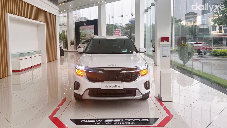 Showroom sở hữu không gian rộng lớn, bố trí đầy đủ dòng xe KIA