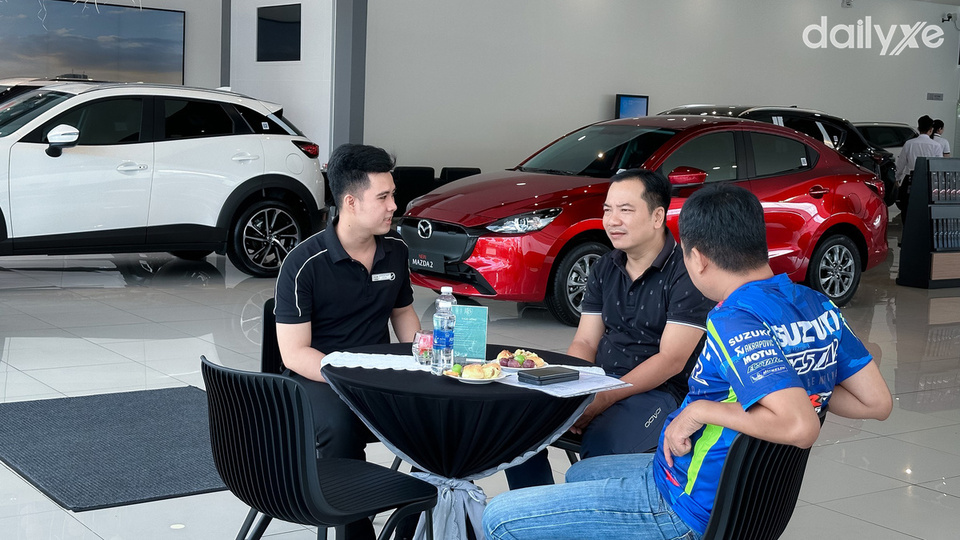 Đội ngũ nhân viên chuyên nghiệp tại showroom Mazda Bến Tre