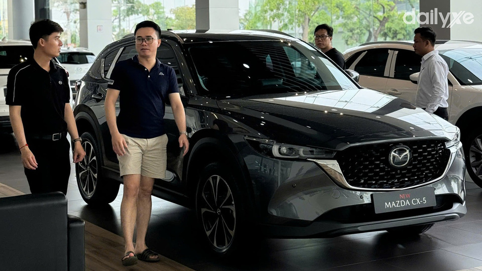 Khu vực trưng bày xe Mazda