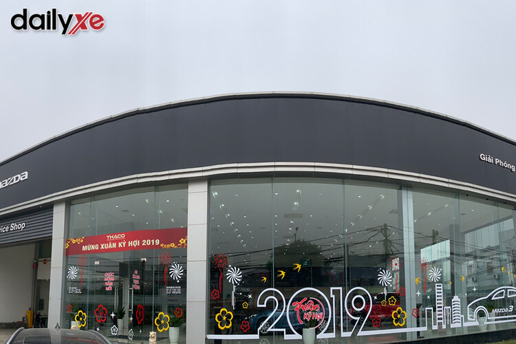 Trước showroom Mazda Giải Phóng